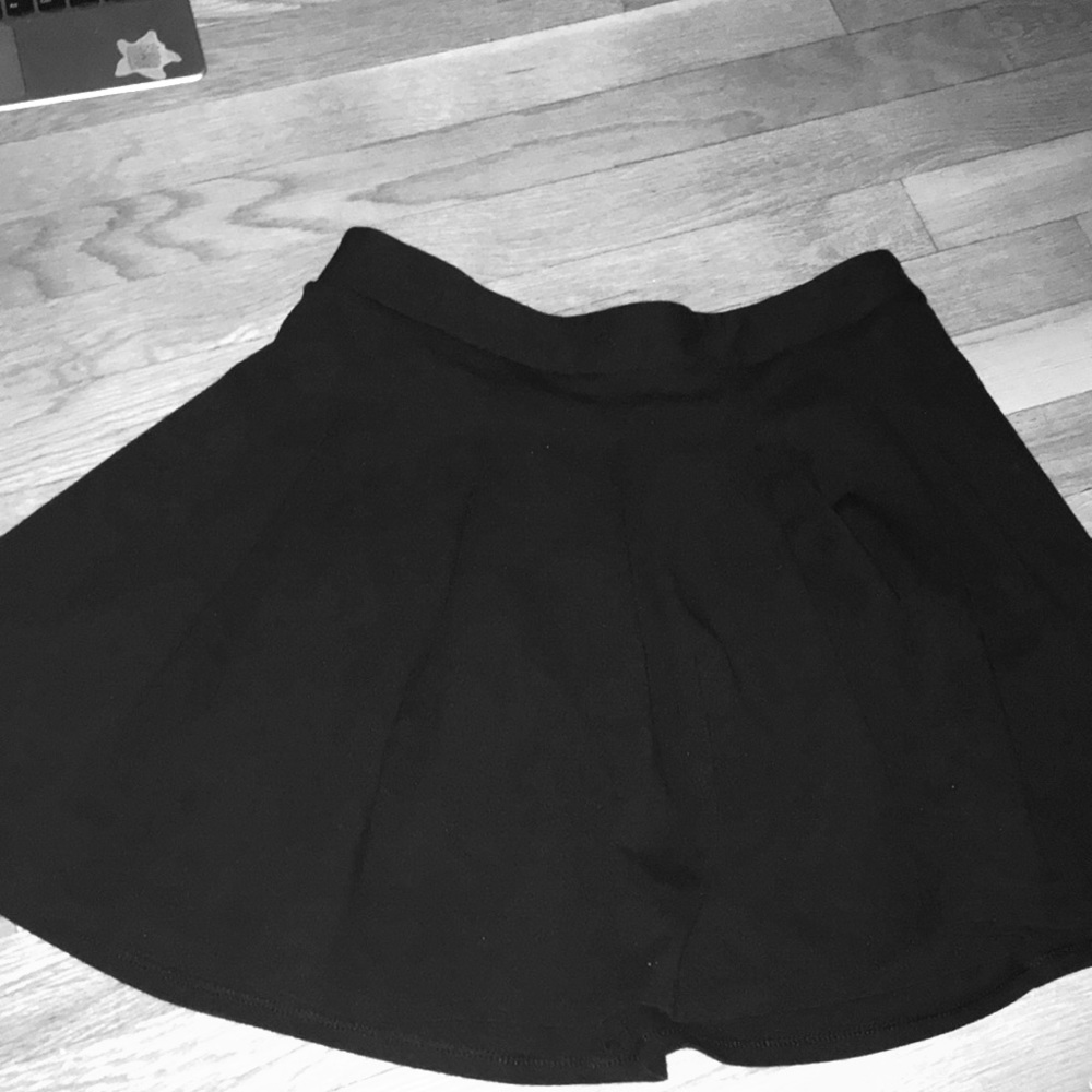 Black pleated circle skirt, stretchy